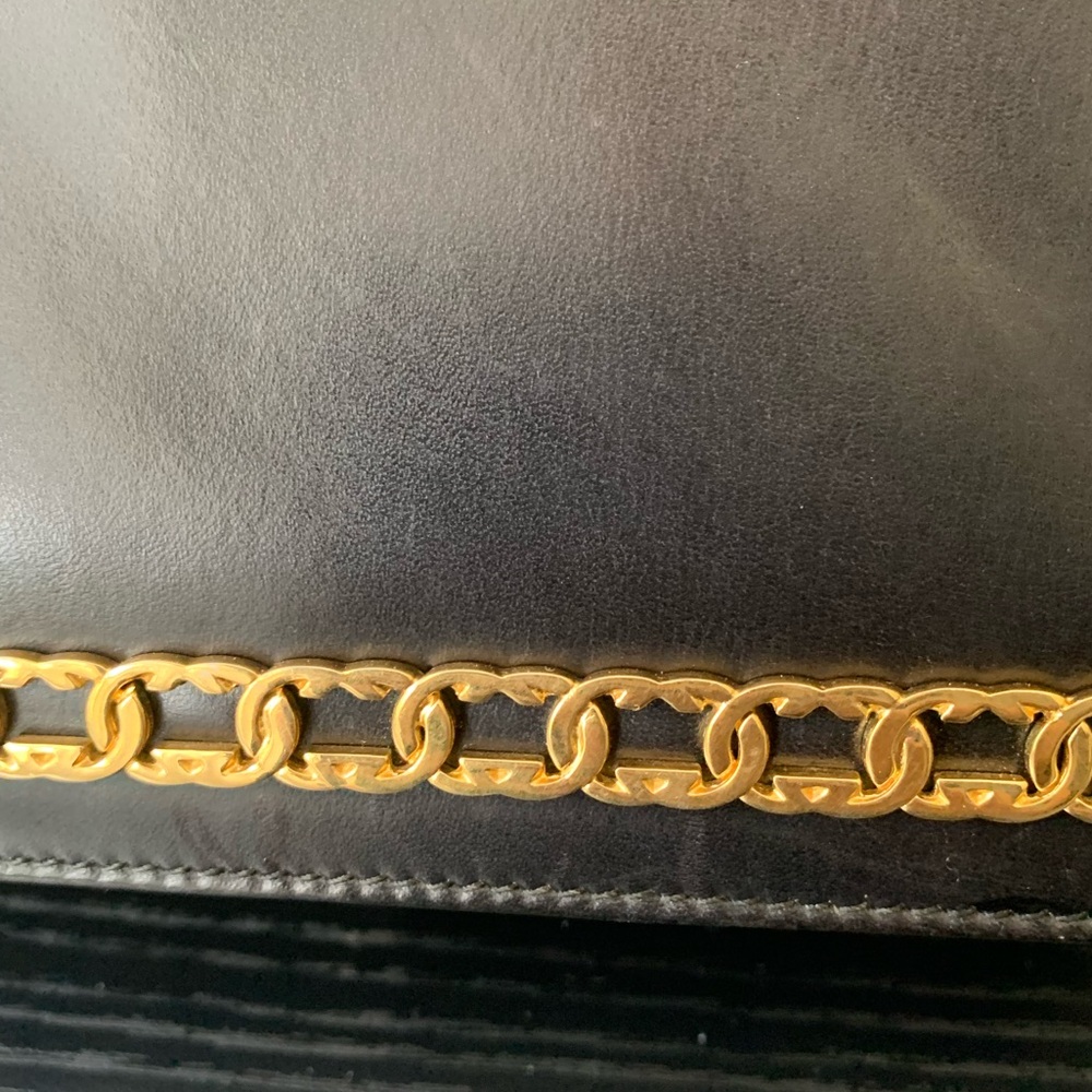 (41) GUCCI 80s Crossbody - Picture 6 of 13